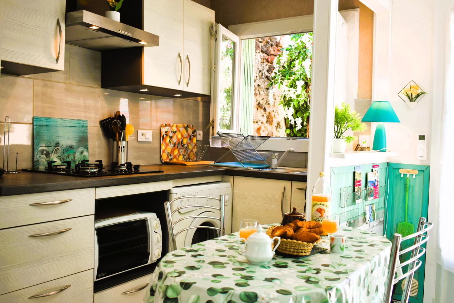 Kitchen / Dining area